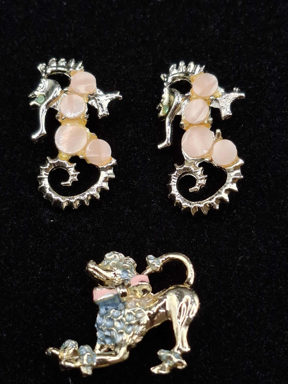 Vintage Thermoset Seahorse Scatter Pins And One Enamaled Poodle Pin